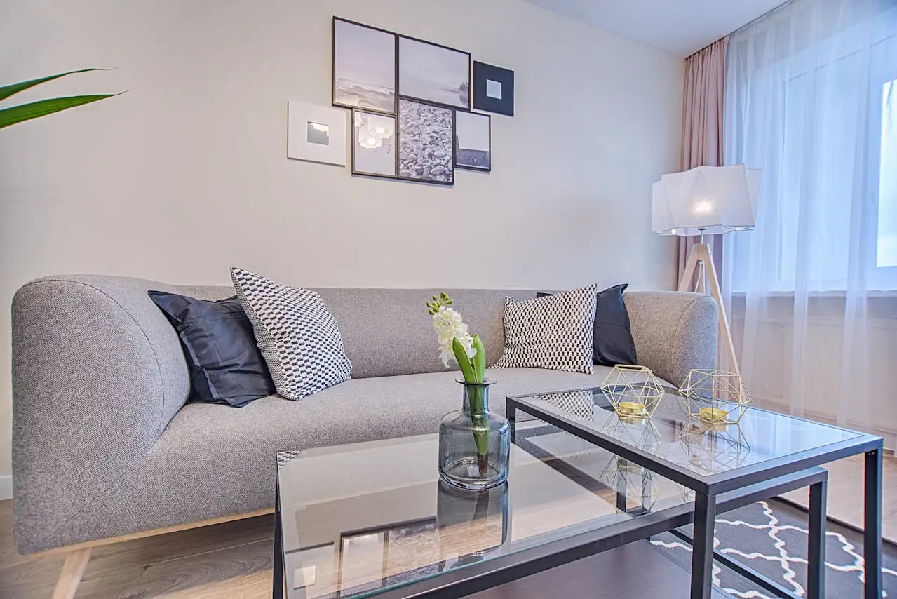 Cómo decorar un salón con un sofá gris